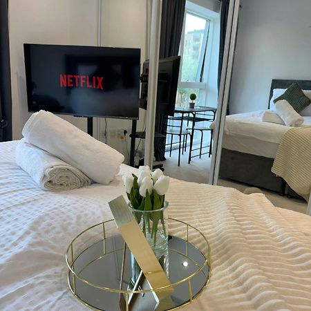 Kayz Lodge- Luxury Ensuite-Private & Shared Accommodation In A New House At The Olympic Village Overlooking Stratford Westfield And Tube Station London Ngoại thất bức ảnh