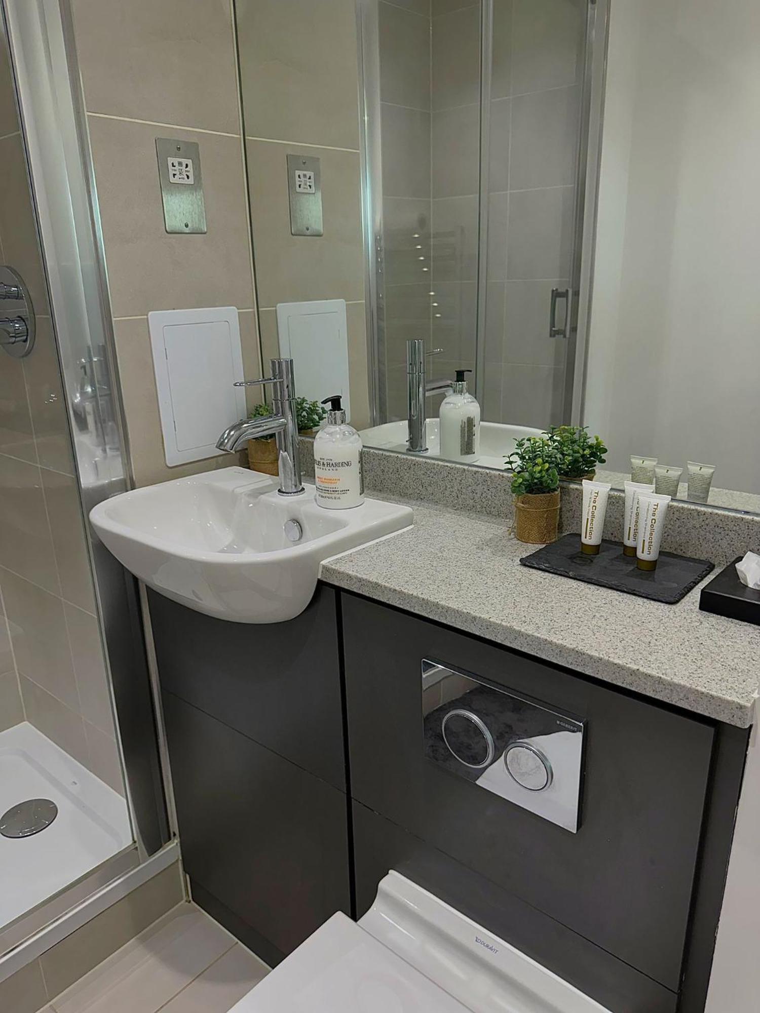 Kayz Lodge- Luxury Ensuite-Private & Shared Accommodation In A New House At The Olympic Village Overlooking Stratford Westfield And Tube Station London Ngoại thất bức ảnh