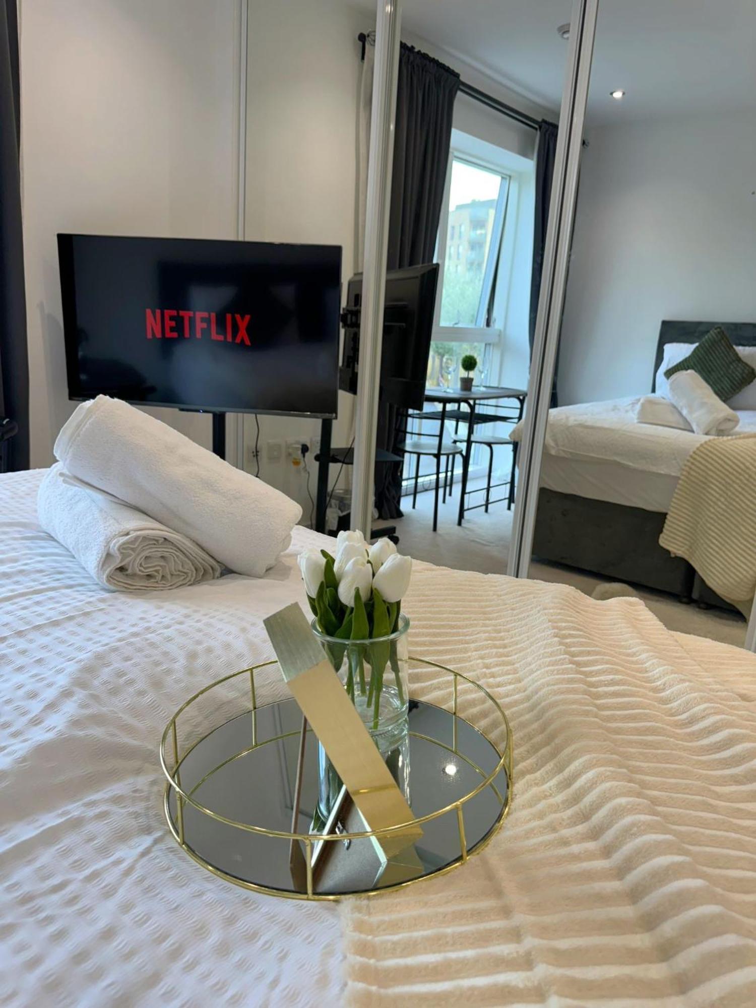 Kayz Lodge- Luxury Ensuite-Private & Shared Accommodation In A New House At The Olympic Village Overlooking Stratford Westfield And Tube Station London Ngoại thất bức ảnh