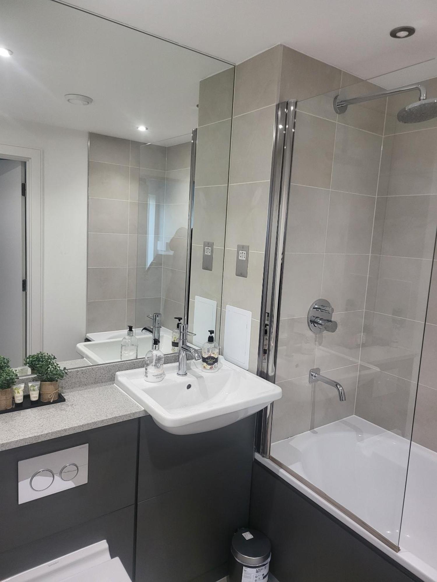 Kayz Lodge- Luxury Ensuite-Private & Shared Accommodation In A New House At The Olympic Village Overlooking Stratford Westfield And Tube Station London Phòng bức ảnh