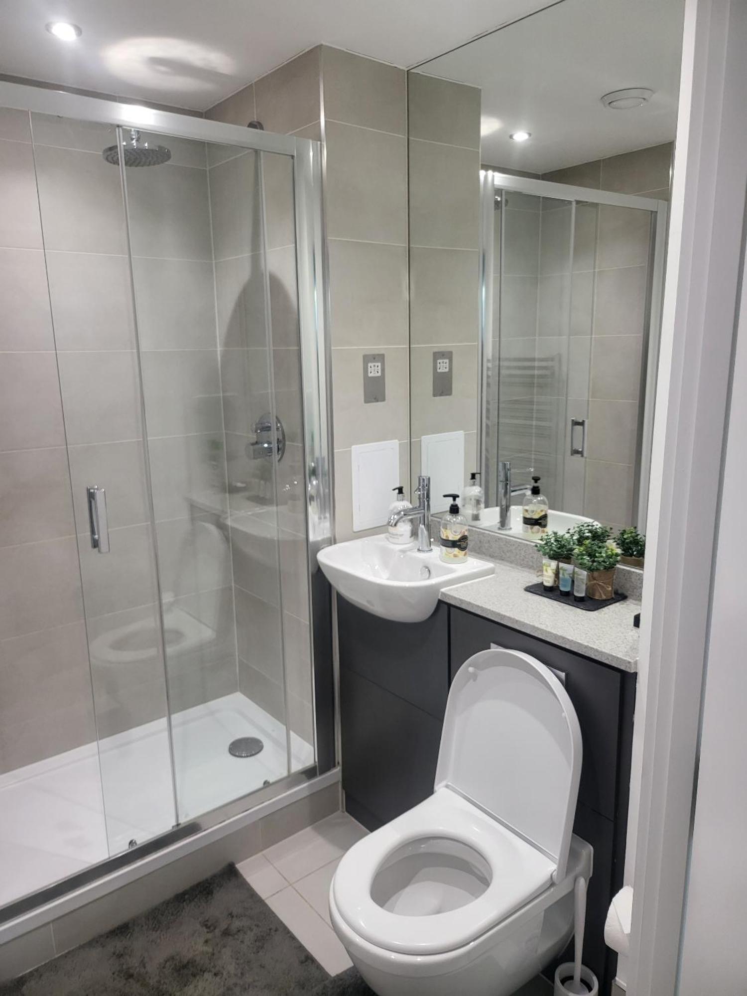 Kayz Lodge- Luxury Ensuite-Private & Shared Accommodation In A New House At The Olympic Village Overlooking Stratford Westfield And Tube Station London Phòng bức ảnh