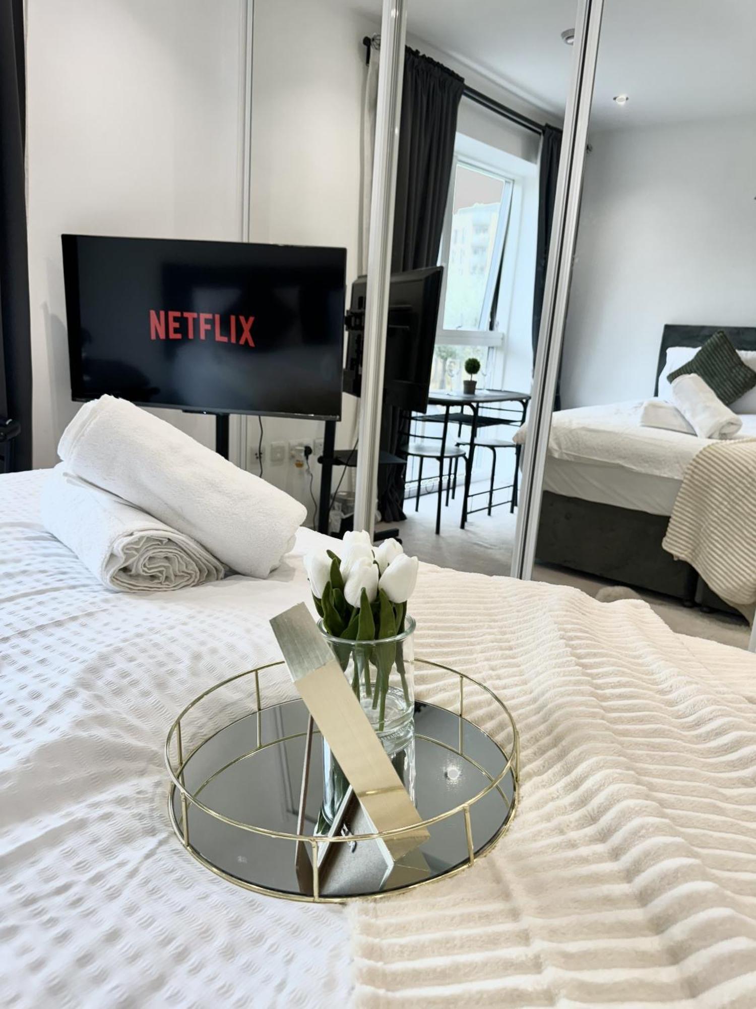 Kayz Lodge- Luxury Ensuite-Private & Shared Accommodation In A New House At The Olympic Village Overlooking Stratford Westfield And Tube Station London Phòng bức ảnh