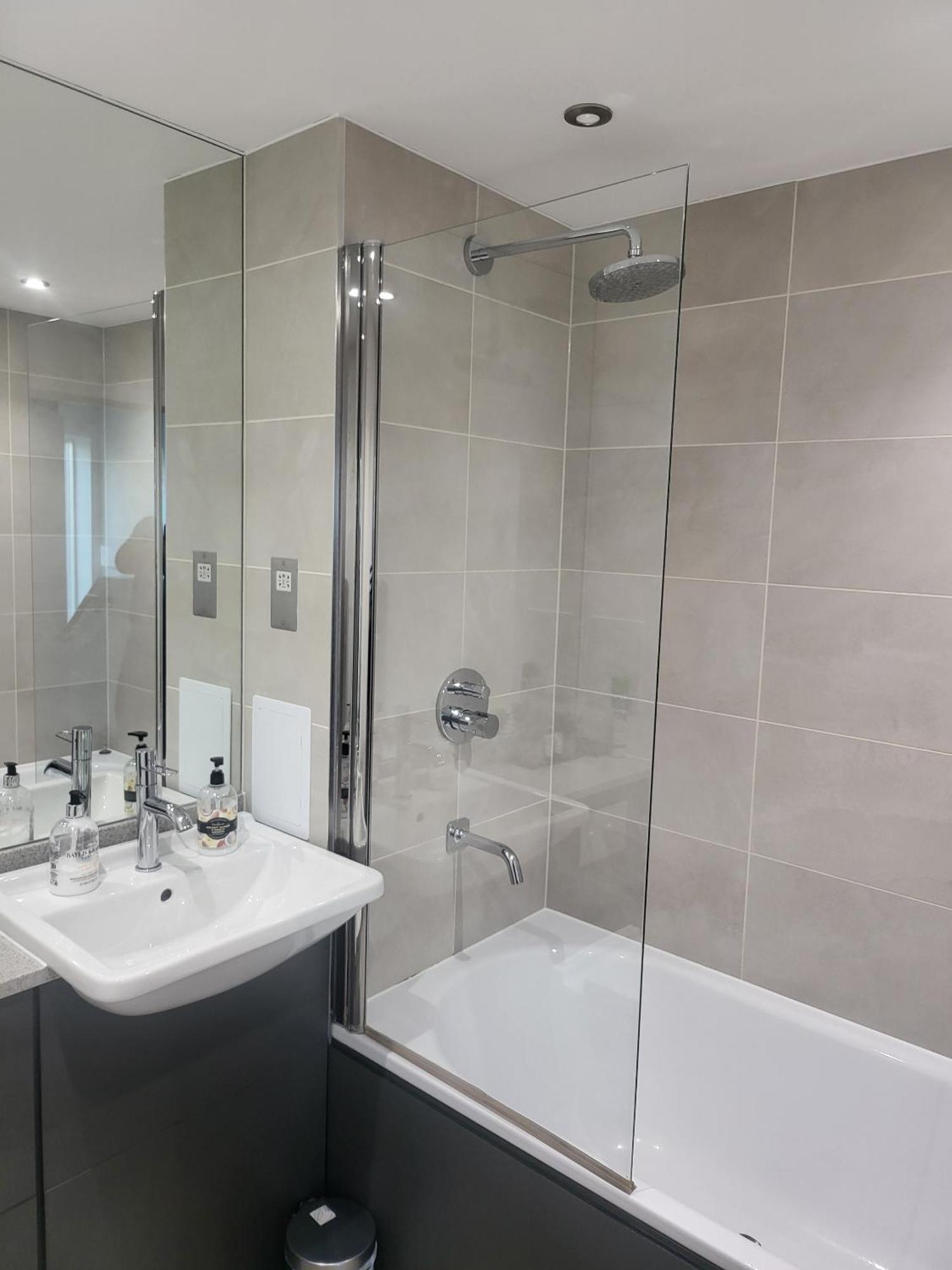 Kayz Lodge- Luxury Ensuite-Private & Shared Accommodation In A New House At The Olympic Village Overlooking Stratford Westfield And Tube Station London Phòng bức ảnh