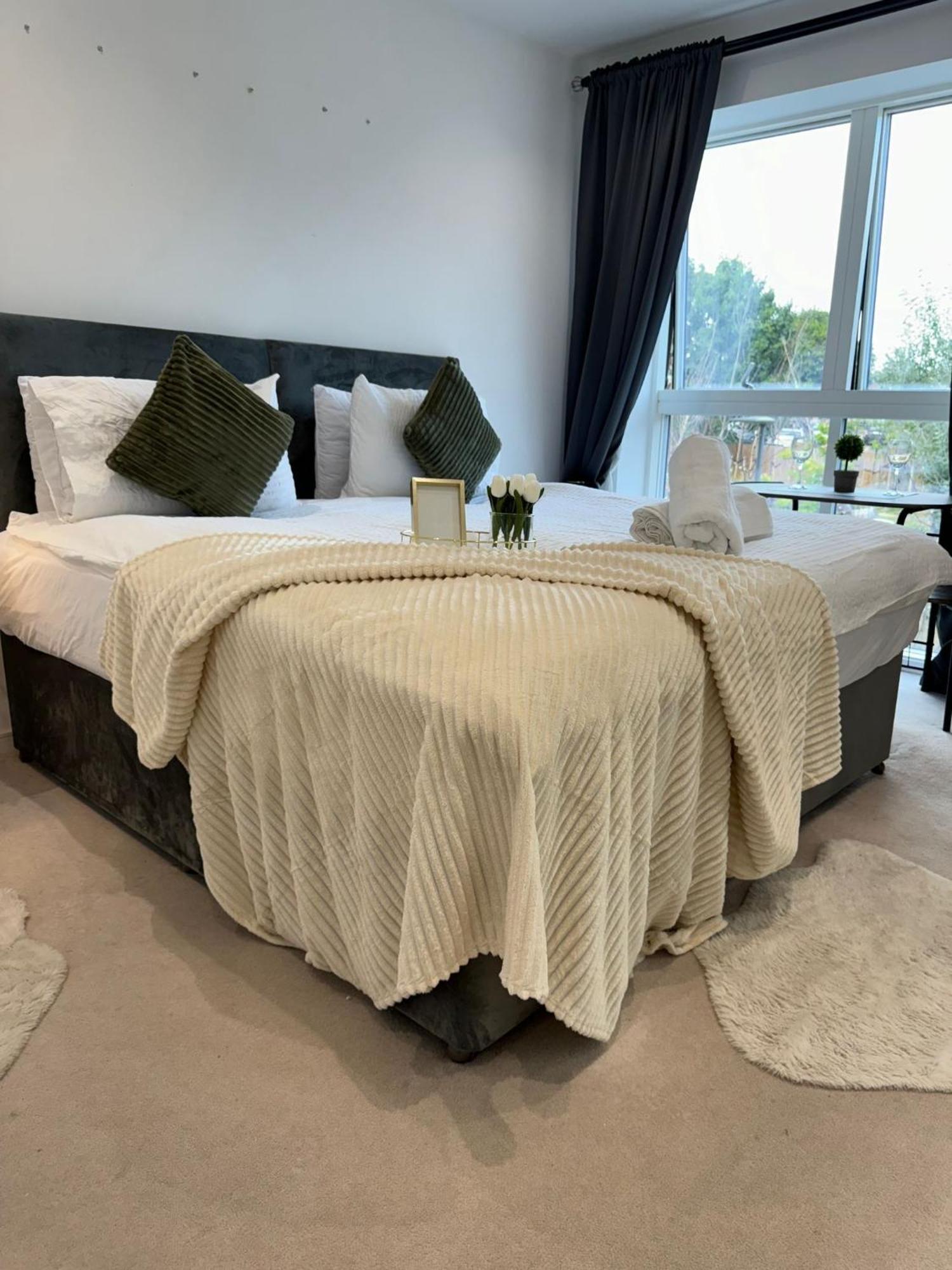 Kayz Lodge- Luxury Ensuite-Private & Shared Accommodation In A New House At The Olympic Village Overlooking Stratford Westfield And Tube Station London Ngoại thất bức ảnh