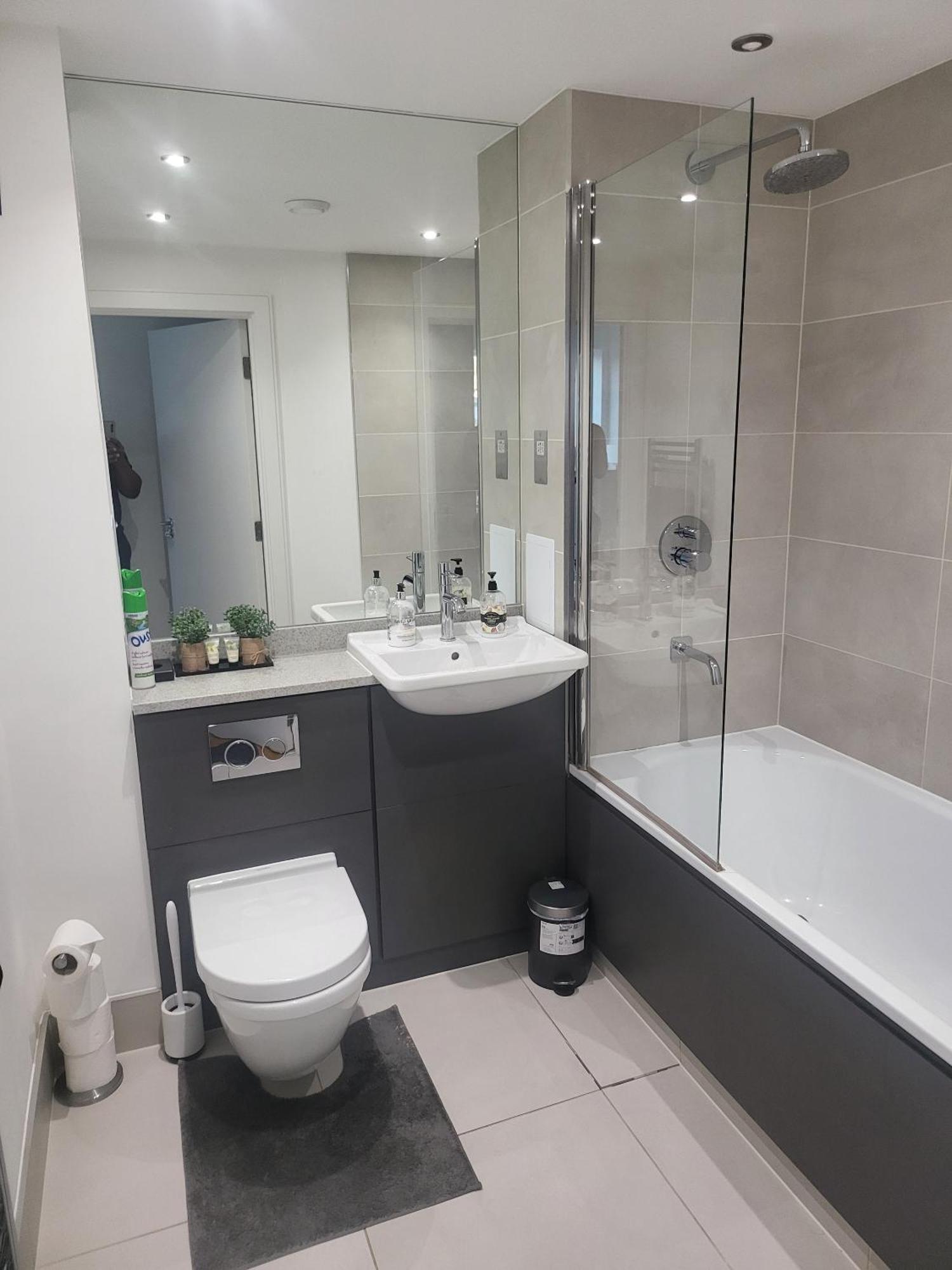 Kayz Lodge- Luxury Ensuite-Private & Shared Accommodation In A New House At The Olympic Village Overlooking Stratford Westfield And Tube Station London Phòng bức ảnh